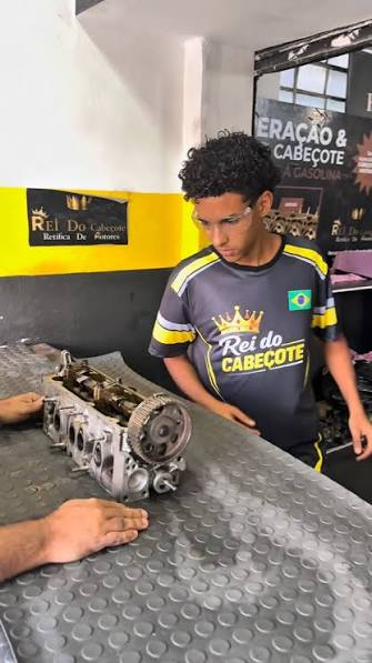 Equipe do Rei do Cabeçote trabalhando em um cabeçote